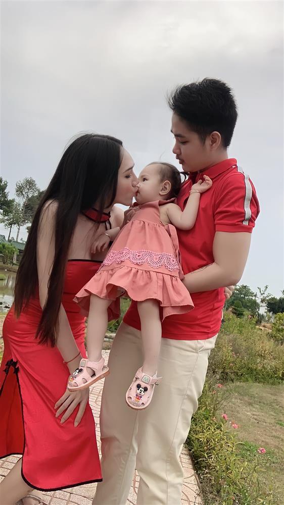 Ngoại hình con gái người đàn ông mang thai và vợ chuyển giới-13