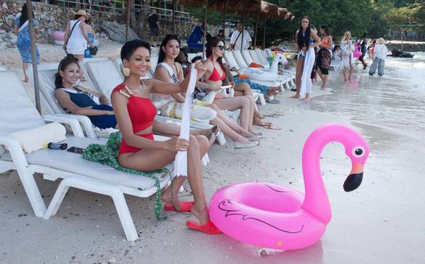 HHen Niê không giống ai ở Dubai: Đi dép tổ ong, xách túi 100 triệu-11