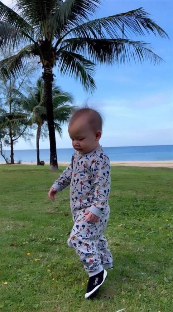 Xả vai mẹ bỉm, Hồ Ngọc Hà bị bóc mẽ photoshop ảnh lố tay-7