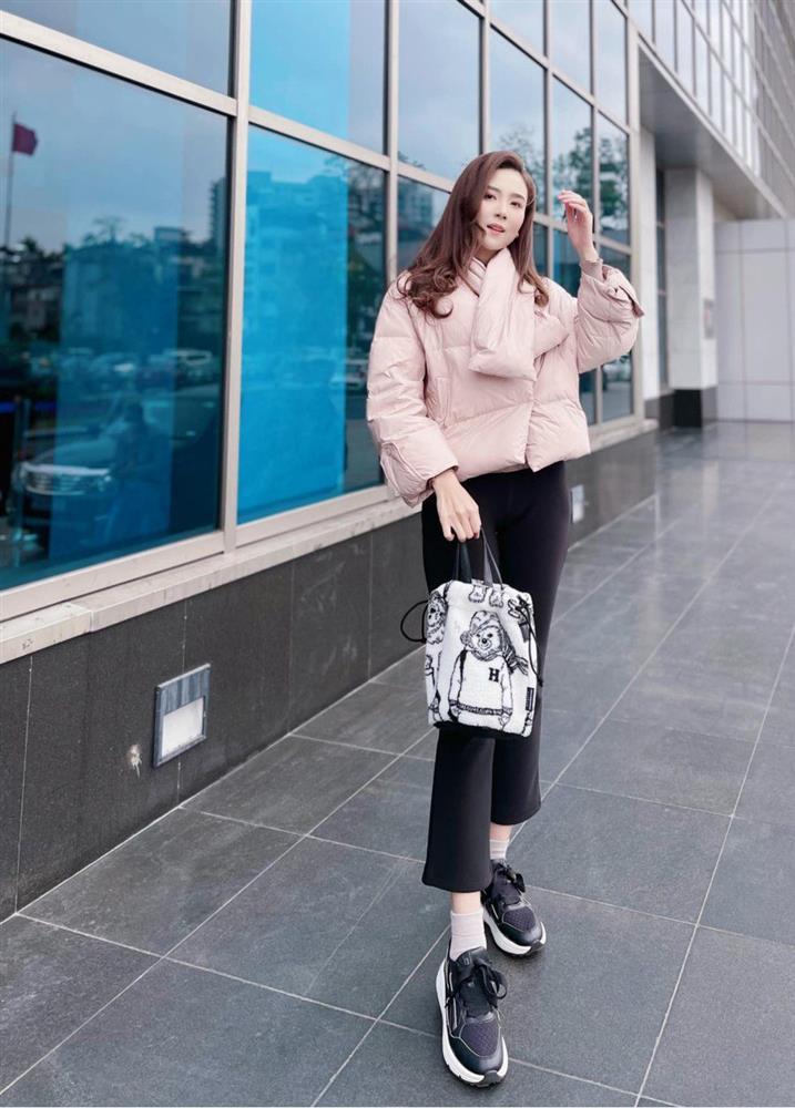 Hà Nội rét đậm, 3 MC hot nhất VTV mặc gì khi lên Đài?-6