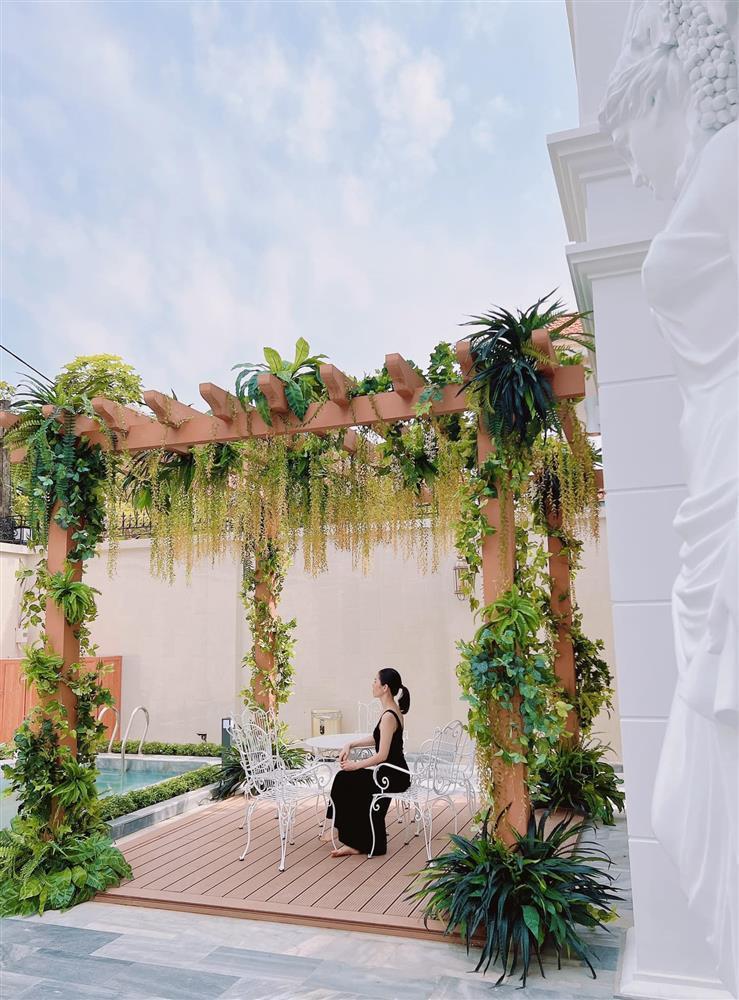 Lệ Quyên khoe view choáng ngợp trong biệt thự triệu đô-7