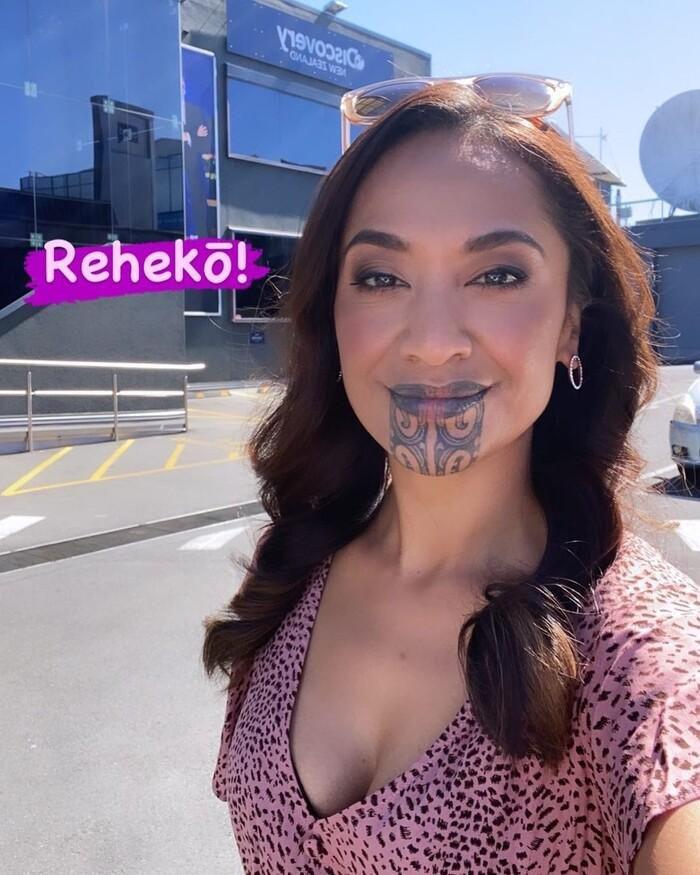 Có hình xăm trên mặt, nữ BTV vẫn được dẫn khung giờ vàng-4