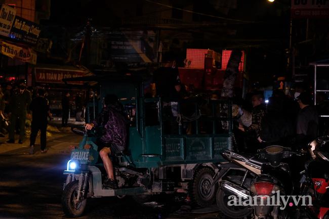 NÓNG: Đang cháy lớn kho vải chợ Ninh Hiệp, tiểu thương bỏ chạy-1