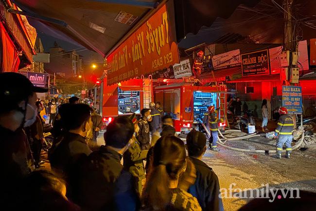 NÓNG: Đang cháy lớn kho vải chợ Ninh Hiệp, tiểu thương bỏ chạy-4