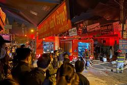 NÓNG: Đang cháy lớn kho vải chợ Ninh Hiệp, tiểu thương bỏ chạy