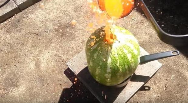Đổ đồng nóng chảy vào dưa hấu, người đàn ông hốt hoảng nhìn kết quả-1