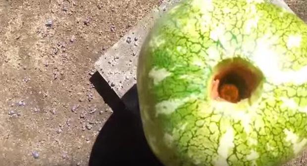 Đổ đồng nóng chảy vào dưa hấu, người đàn ông hốt hoảng nhìn kết quả-2