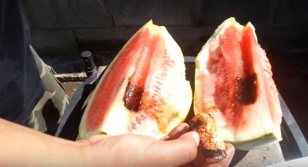 Đổ đồng nóng chảy vào dưa hấu, người đàn ông hốt hoảng nhìn kết quả-4