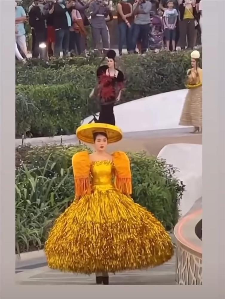 Á hậu Lệ Hằng lưng tròng nước mắt, chuyện gì xảy ra xứ người?-4