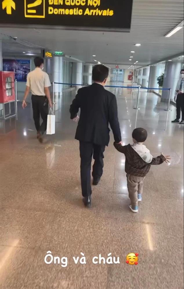 Ông trùm bóng đá Việt nắm tay cháu nội tung tăng trong sân bay-1