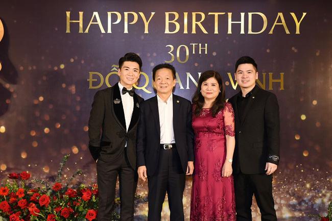 Ông trùm bóng đá Việt nắm tay cháu nội tung tăng trong sân bay-3