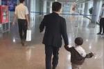 'Ông trùm bóng đá' Việt nắm tay cháu nội tung tăng trong sân bay