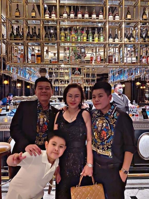 MC Quynh Chi's rich ex-husband shows off a photo of his tall son-7