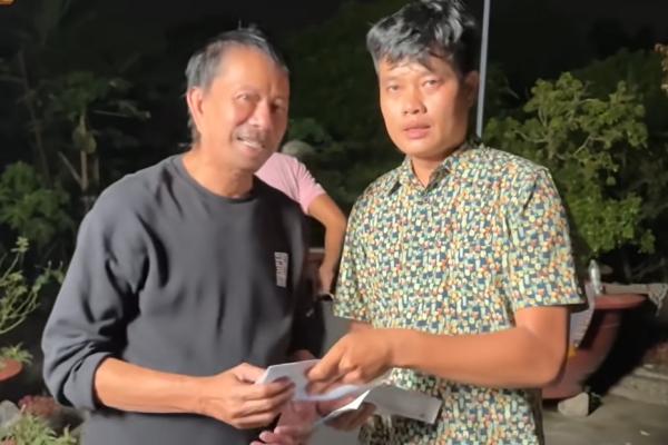 Danh hài Bảo Chung: U70 bên vợ kém 29 tuổi, bán cơm tấm nuôi con nhỏ-6