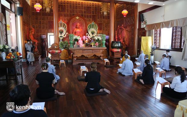 Nhiều người khóc nghẹn trong lễ cầu siêu bé gái bị dì ghẻ đánh chết-4