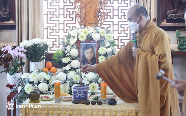 Nhiều người khóc nghẹn trong lễ cầu siêu bé gái bị dì ghẻ đánh chết-3