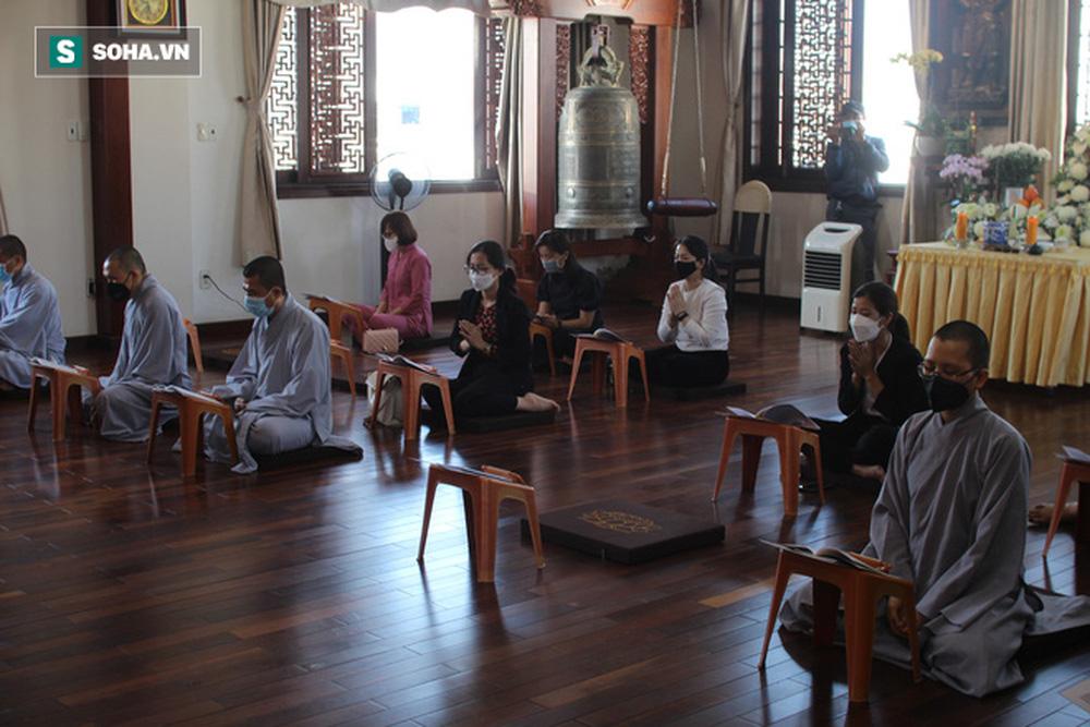 Nhiều người khóc nghẹn trong lễ cầu siêu bé gái bị dì ghẻ đánh chết-5