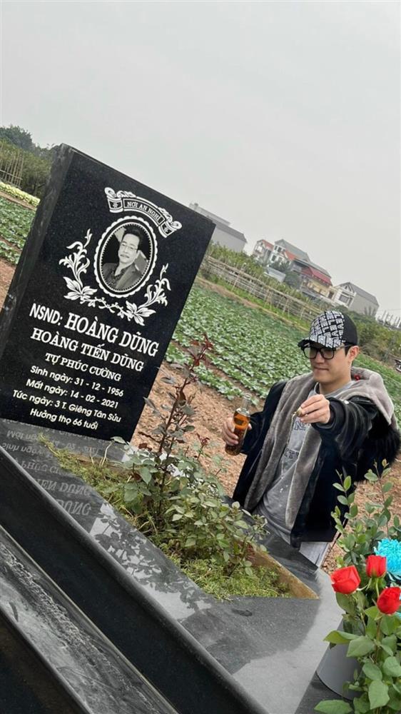 Diễn viên Thanh Hương tới viếng mộ NSND Hoàng Dũng nhân ngày sinh nhật vẫn  giữ nguyên cách gọi đặc biệt này