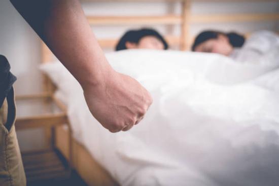 Vợ gửi ảnh hở hang cho trai ngoại quốc, chồng có màn xử lý cực gắt