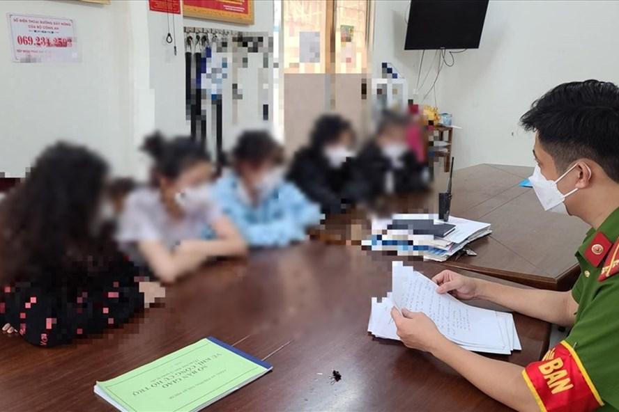 Clip: Nữ sinh Đà Nẵng bị nhóm người cầm mũ bảo hiểm đập tưng bừng-1