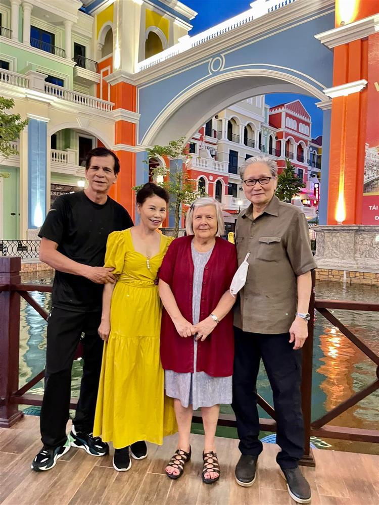 Mẹ Hồ Ngọc Hà bên mẹ Kim Lý, ai nấy chú ý ngoại hình-1