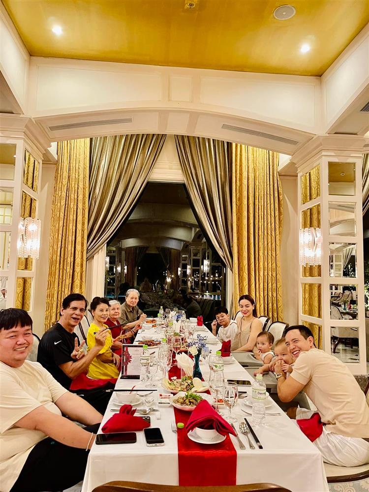 Mẹ Hồ Ngọc Hà bên mẹ Kim Lý, ai nấy chú ý ngoại hình-4