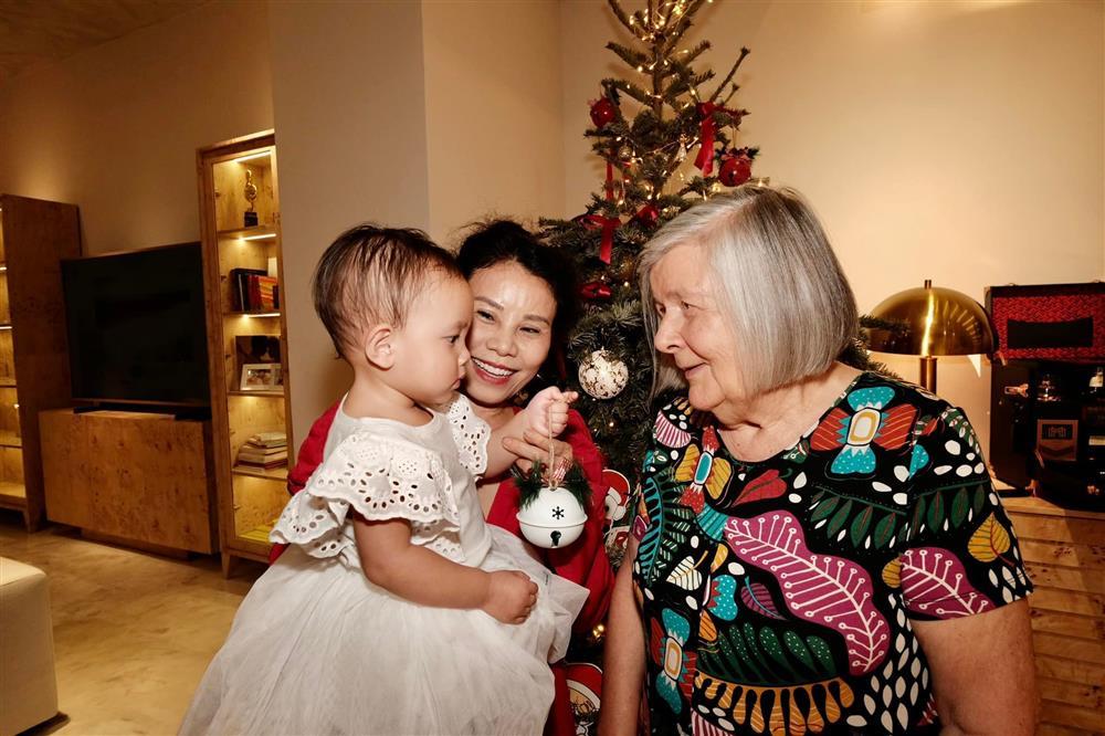 Mẹ Hồ Ngọc Hà bên mẹ Kim Lý, ai nấy chú ý ngoại hình-8