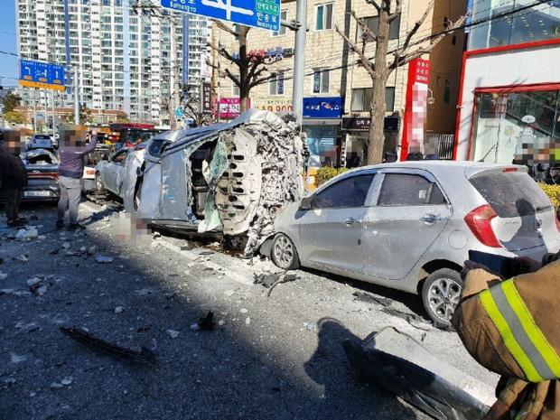 Xe taxi lao từ tầng 5 tòa nhà xuống đường, đâm hàng loạt xe khác-1