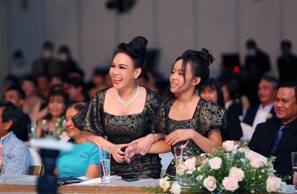 Việt Hương và con gái đắm chìm trong concert của Hoài Phương-7
