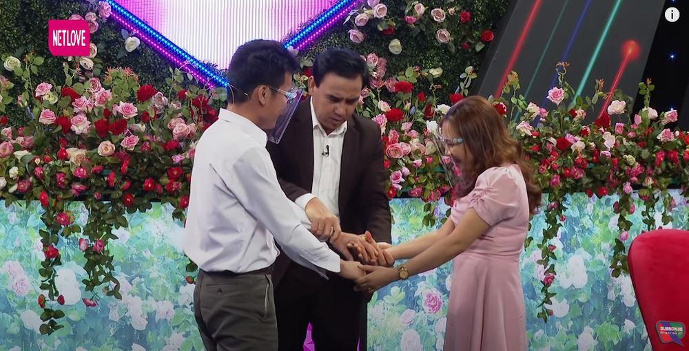 Trai tân U40 khóc vì chưa 1 lần nắm tay, chỉ thấy cảnh tình cảm trên phim-4