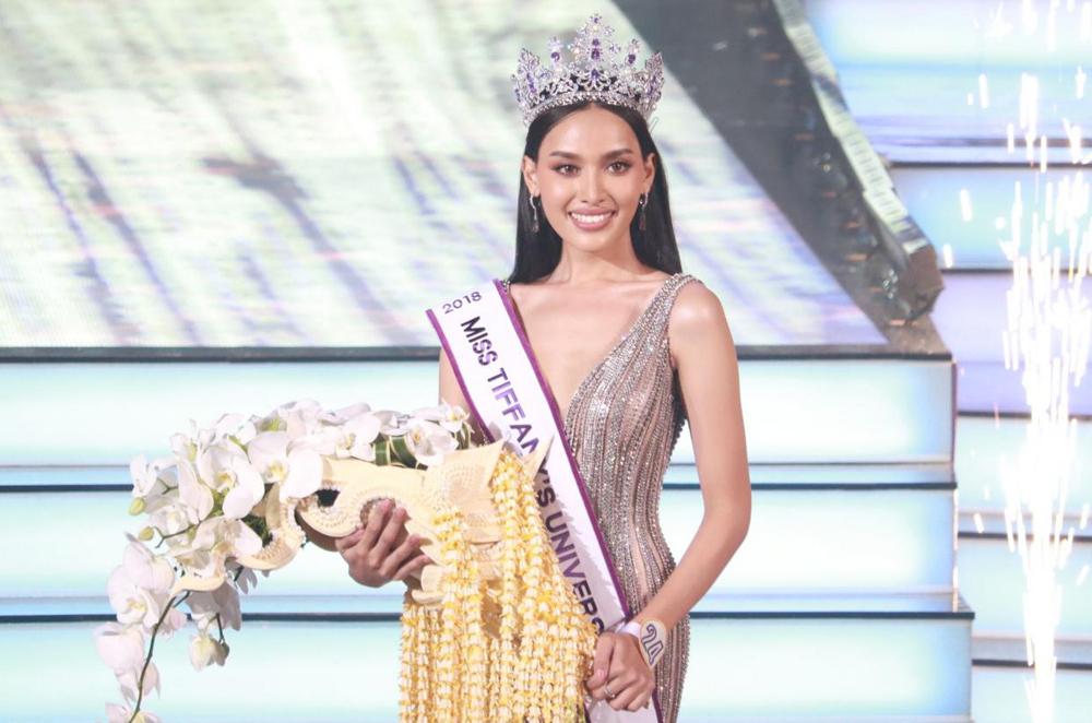 SỐC: Hoa hậu cởi sạch quần áo, nằm trên vùng kín mẫu nam-5