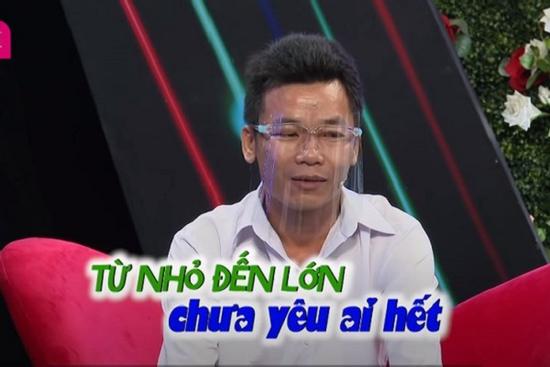 Trai tân U40 khóc vì chưa 1 lần nắm tay, chỉ thấy cảnh tình cảm trên phim