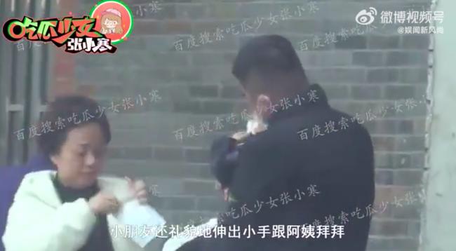 Con trai Triệu Lệ Dĩnh đến thăm mẹ ở phim trường-4