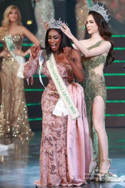 Hoa hậu chuyển giới kế nhiệm Hương Giang mặc đầm trong suốt ái ngại-1