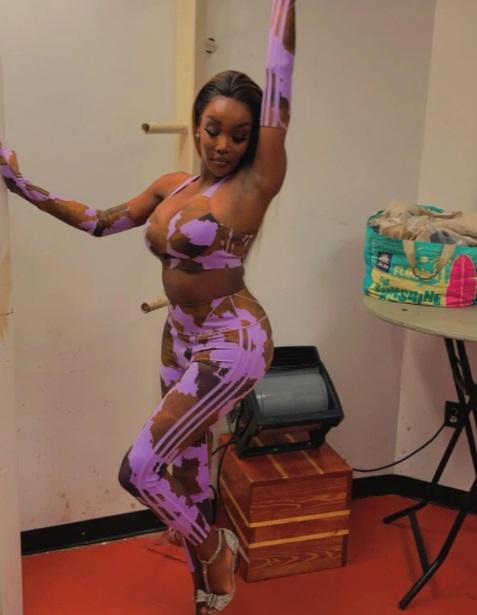 Hoa hậu chuyển giới kế nhiệm Hương Giang mặc đầm trong suốt ái ngại-11