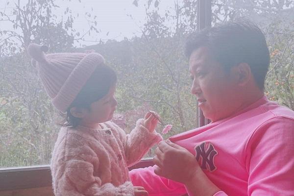 Ái nữ của Nhã Phương và Trường Giang lần đầu lộ full dung mạo-5