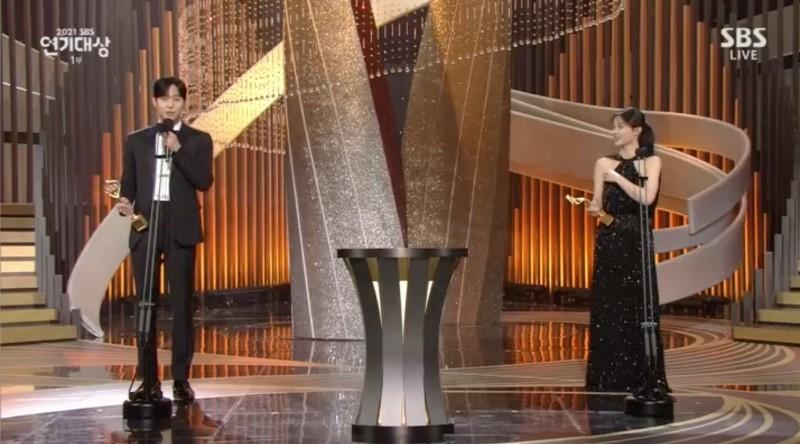 SBS Drama Awards 2021: Ác nữ Kim So Yeon khóc tơi bời khi nhận giải-2