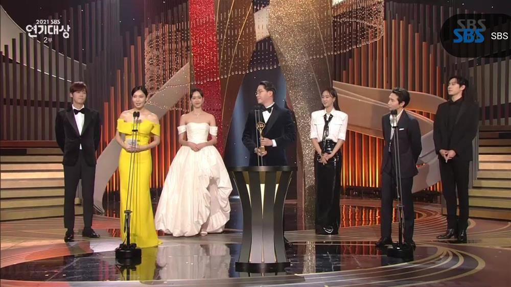 SBS Drama Awards 2021: Ác nữ Kim So Yeon khóc tơi bời khi nhận giải-3