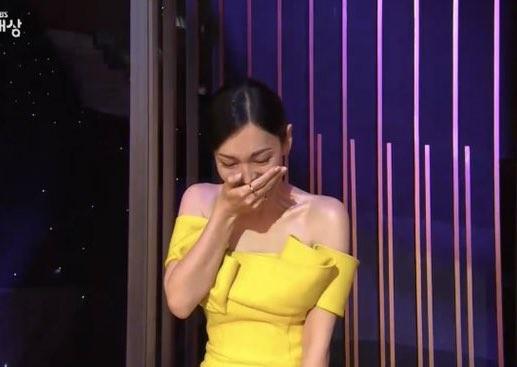 SBS Drama Awards 2021: Ác nữ Kim So Yeon khóc tơi bời khi nhận giải-4