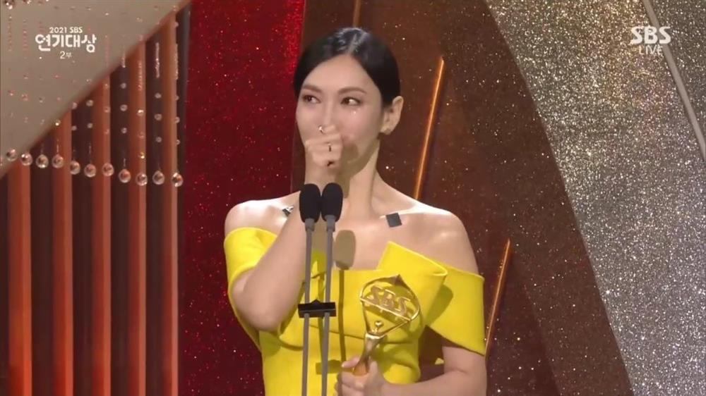 SBS Drama Awards 2021: Ác nữ Kim So Yeon khóc tơi bời khi nhận giải-5