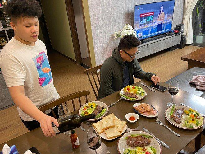 Con trai 15 tuổi cao lớn, nấu ngon như đầu bếp của BTV Quang Minh-4