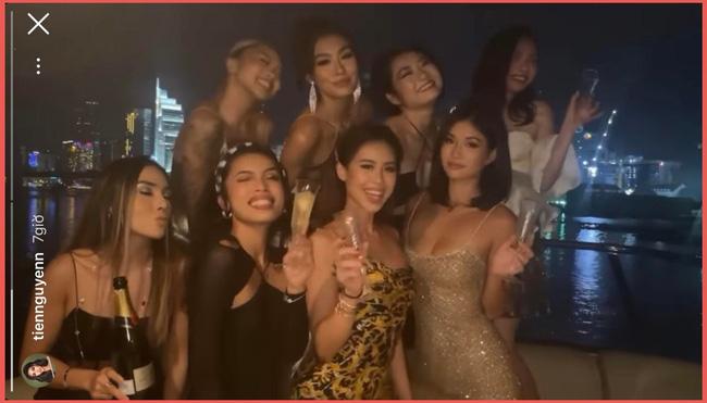 Tiên Nguyễn khoe body nuột, cùng hội bạn đón tết trên du thuyền-1