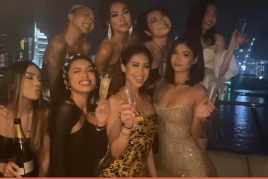 Tiên Nguyễn khoe body nuột, cùng hội bạn đón tết trên du thuyền