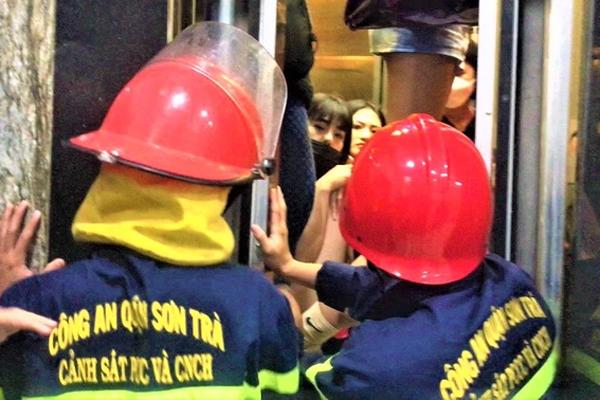 8 người bị mắc kẹt trong thang máy sáng đầu năm mới-1