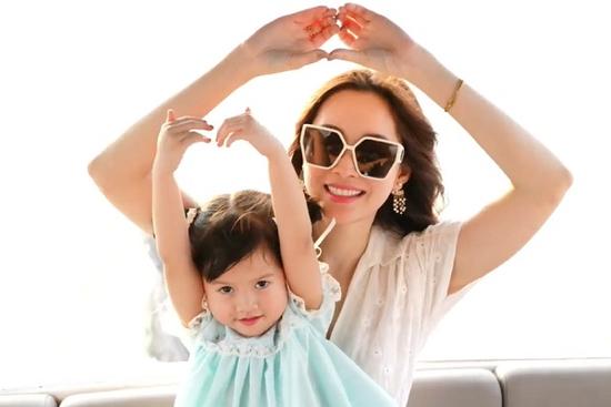 Mẹ con Đặng Thu Thảo xuất hiện đầu năm, dân mạng 'sốc visual'