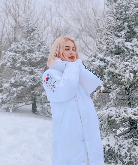 Hòa Minzy chỉ 1m5 vẫn quẩy áo phao dáng dài ngon ơ-6