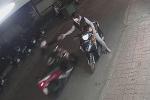 Clip: Người phụ nữ chở con nhỏ canh chừng cho chồng trộm xe máy