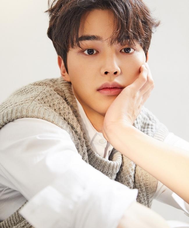 Song Kang, nam diễn viên với ngoại hình vô cùng thu hút cho biết rằng anh thích một cô gái mang lại cảm giác ấm áp và là người tốt bụng.
Nam diễn viên cũng tiết lộ về nơi hẹn hò lý tưởng nếu hẹn hò đó là một quán café quen thuộc với phong cảnh rất đẹp. Anh muốn cả hai có thể thoải mái trò chuyện ở nơi tuyệt vời đó.