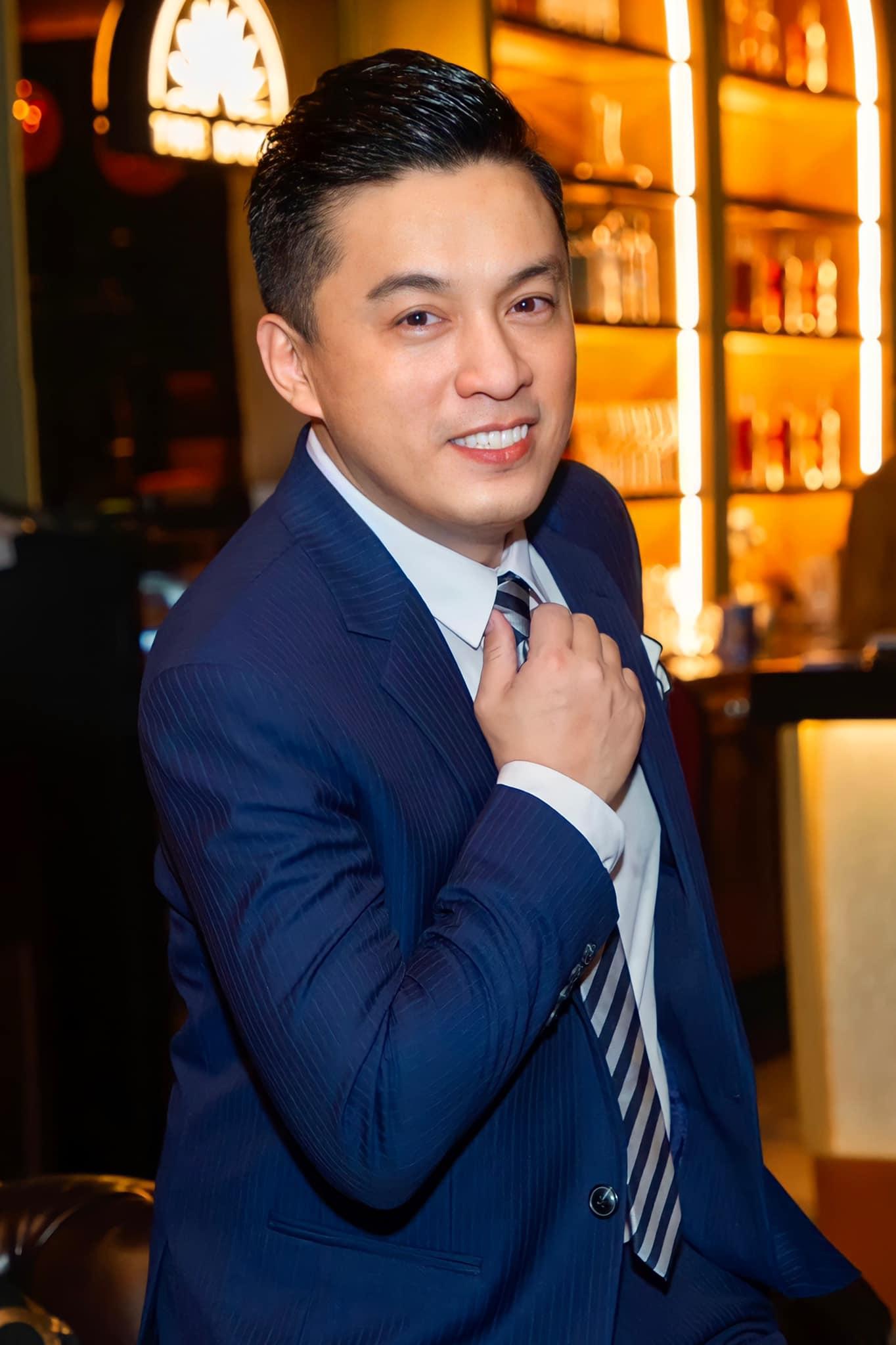 Lam Trường gửi lời chúc tới người hâm mộ: "Một nụ cười tươi sẽ mang theo thật nhiều điều may mắn. Trường mong ước chúng ta sẽ trải qua một năm mới với nhiều niềm vui, bình an và hạnh phúc".