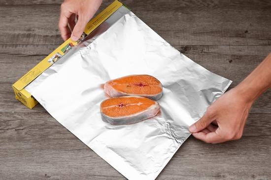 Nguyên nhân chị em không nên quá lạm dụng gói thức ăn bằng giấy bạc